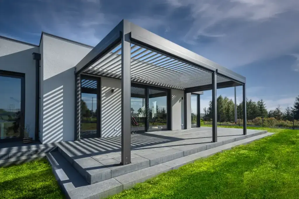 Nowoczesna pergola aluminiowa przy domu