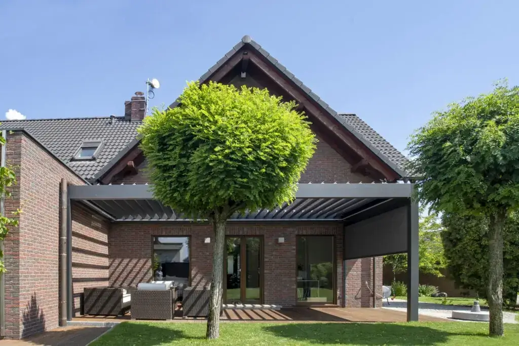 Pergola aluminiowa przy domu