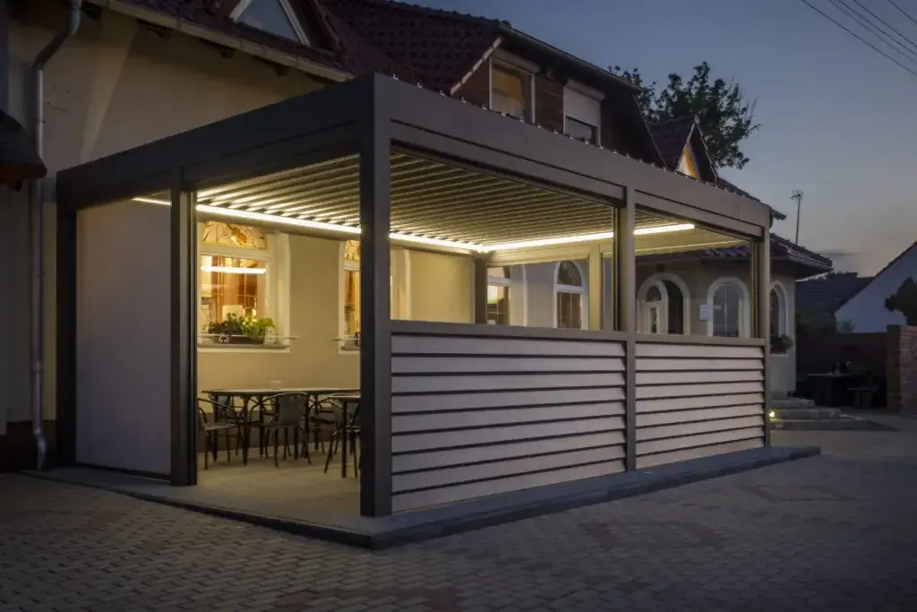 Pergola przy restauracji